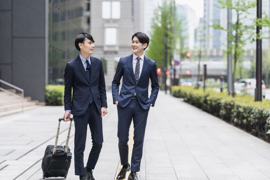 体型別スーツの着こなし・印象を整える基本を解説 男性 ビジネス街